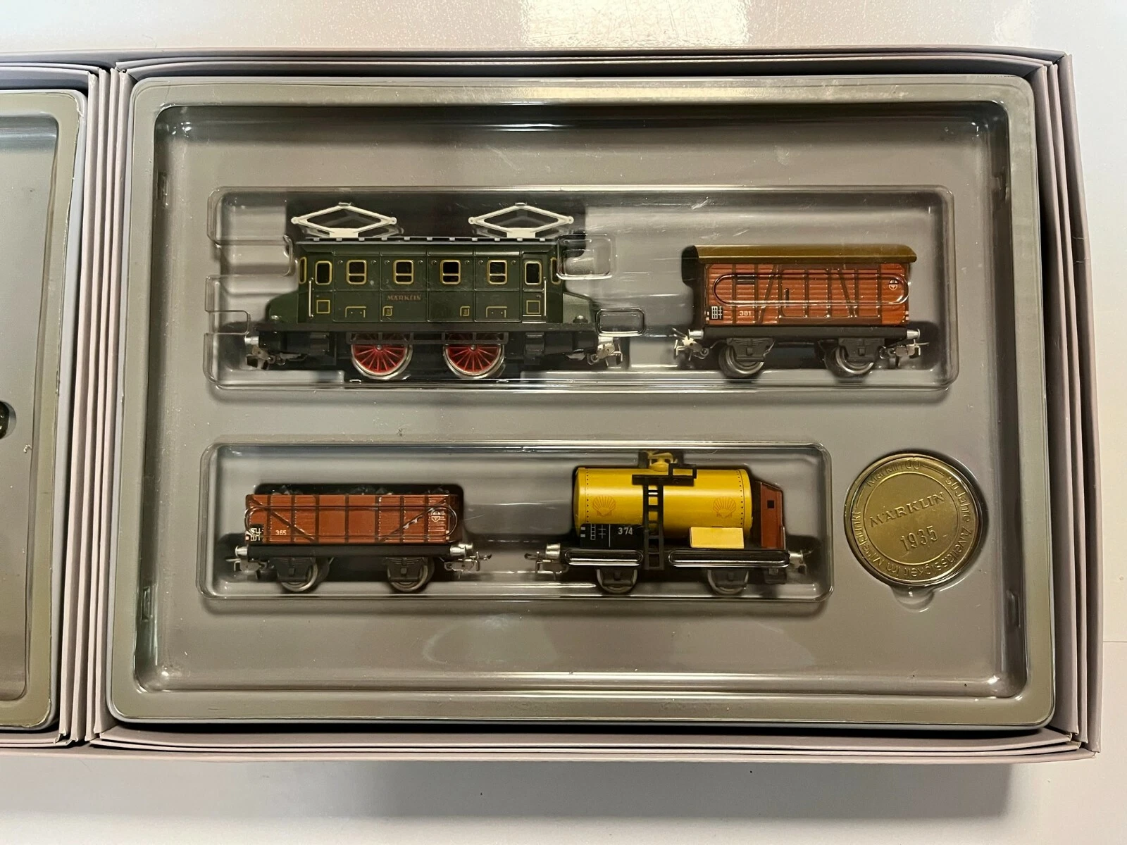 [MAR-0050a] Märklin 0050a - Coffret anniversaire "50 ans Märklin" comprenant 1 Composition électrique tractée  train nostalgique - HO