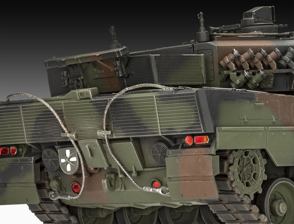 Revell 05631 - Gift Set - Leopard 2 A6MA2 - Édition exclusive 70 ans Bundeswehr - 1/35 - 31.3 cm Long - 265 pièces (y compris colle et peintures et un livre d'histoire et images en Allemand et Anglais)