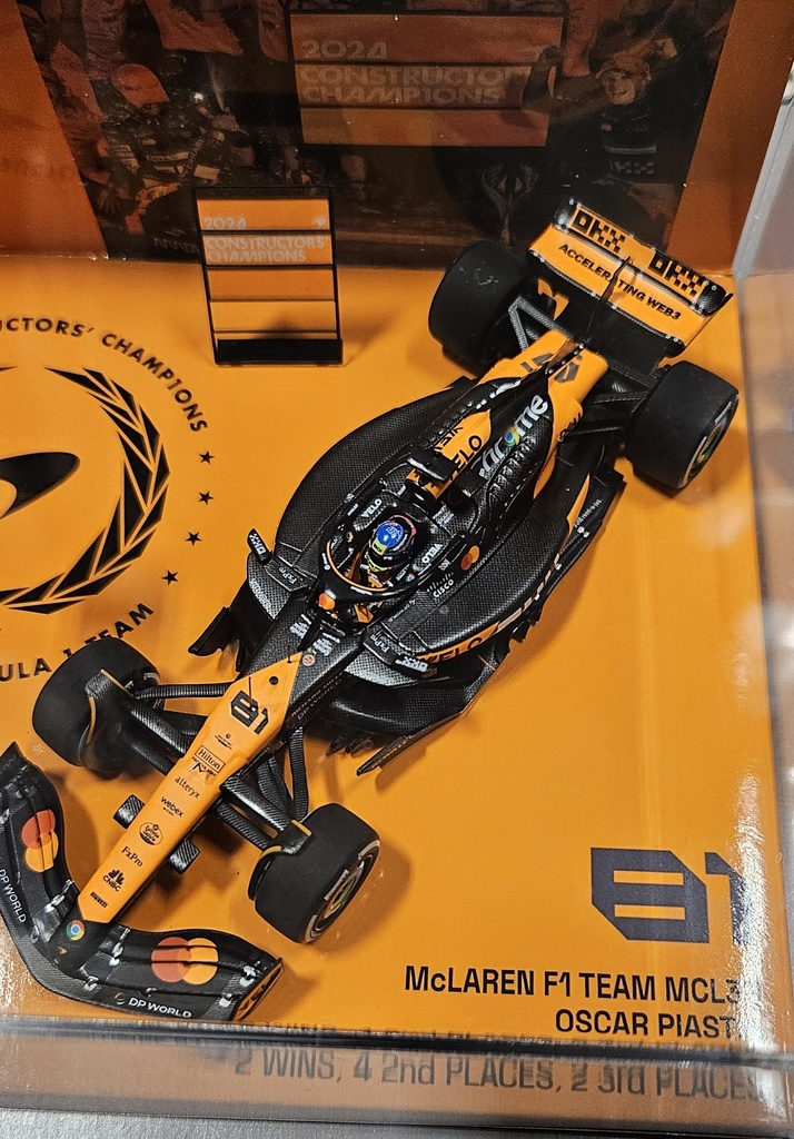 Minichamps - McLaren F1 Team MCL38 -  Set de 2 voitures - Champions Constructeurs 2024 - # 81 Piastri / # 4 Norris - 1/43 - Edition limitée à 216 pièces