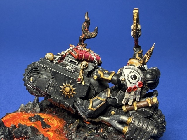 Warhammer 40K - Modèle terminé - Black Templar - Chapelain Primaris à moto - Dimensions : env. L.90 x l.60 x H.80mm - Socle : 100mm - Réalisation unique (Kitbash) - Artiste : Hex