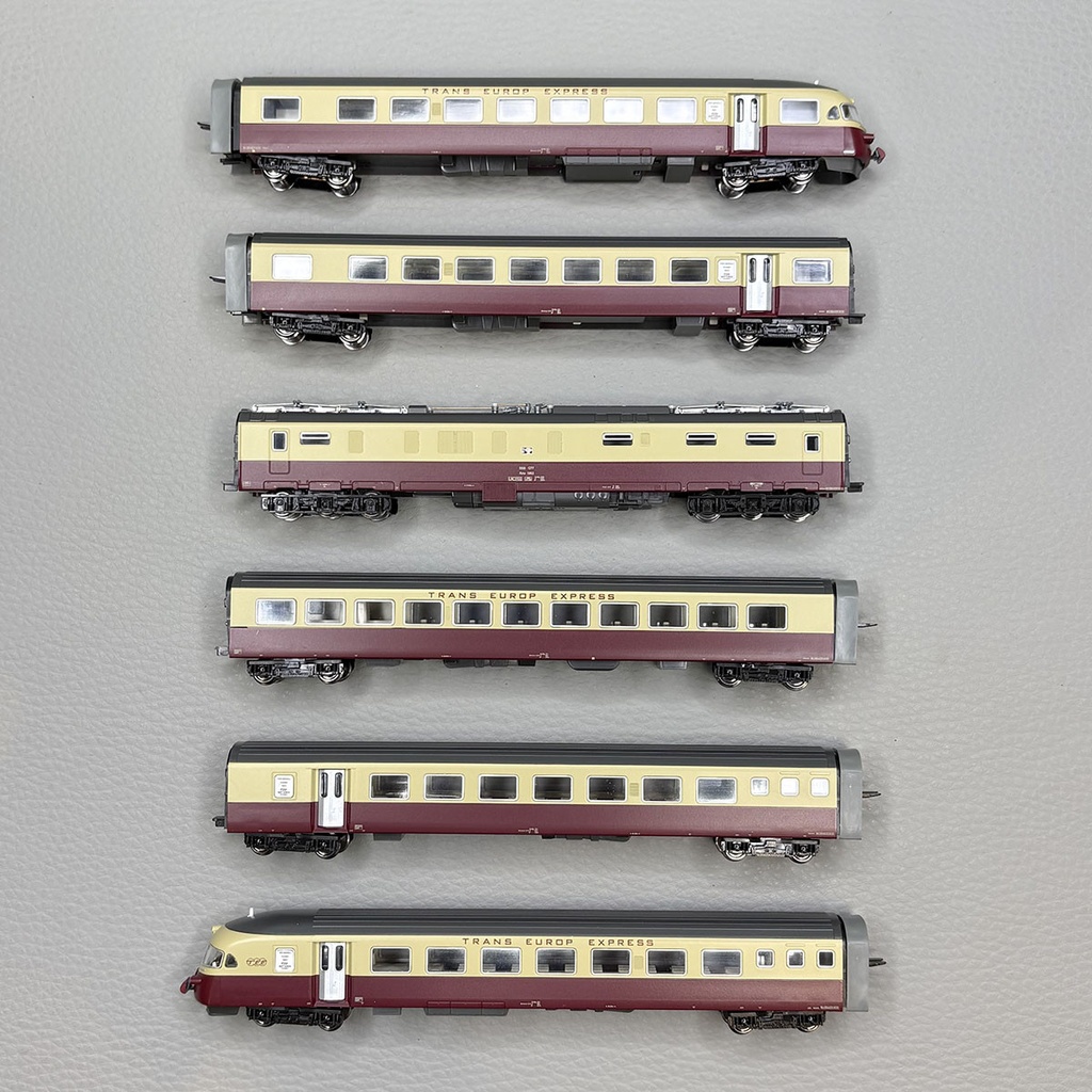 Kato - 10-781 - Coffret de l'automotrice électrique articulée SBB RAe TEE II "Gottardo" avec voitures passagers (6 éléments) - "N"