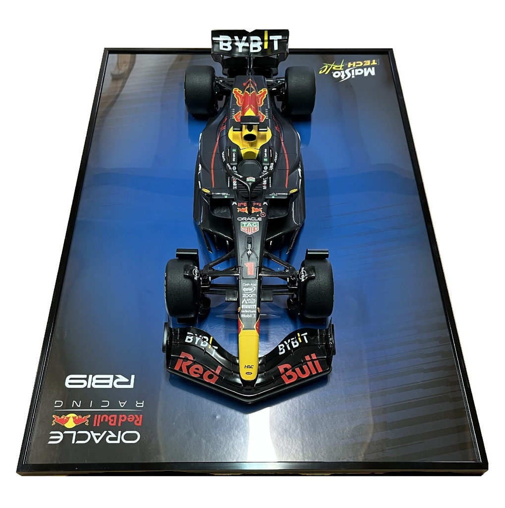 Maisto 1816802-1 - Cadre photo F1 avec modèle RedBull RB-19  #1 - M. Verstappen - 1/10