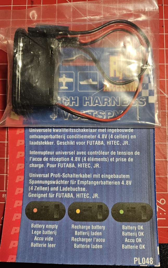 Protech - Interrupteur universel avec contrôleur de tension de l'accu de réception 4.8V et prise de charge (Futaba, Hitech)