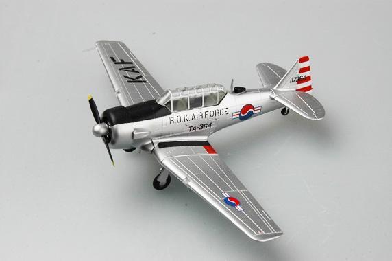 Easy Model - T-6 - Korea Air Force - Avec support de présentation - 1/72 - (Occasion vérifiée)