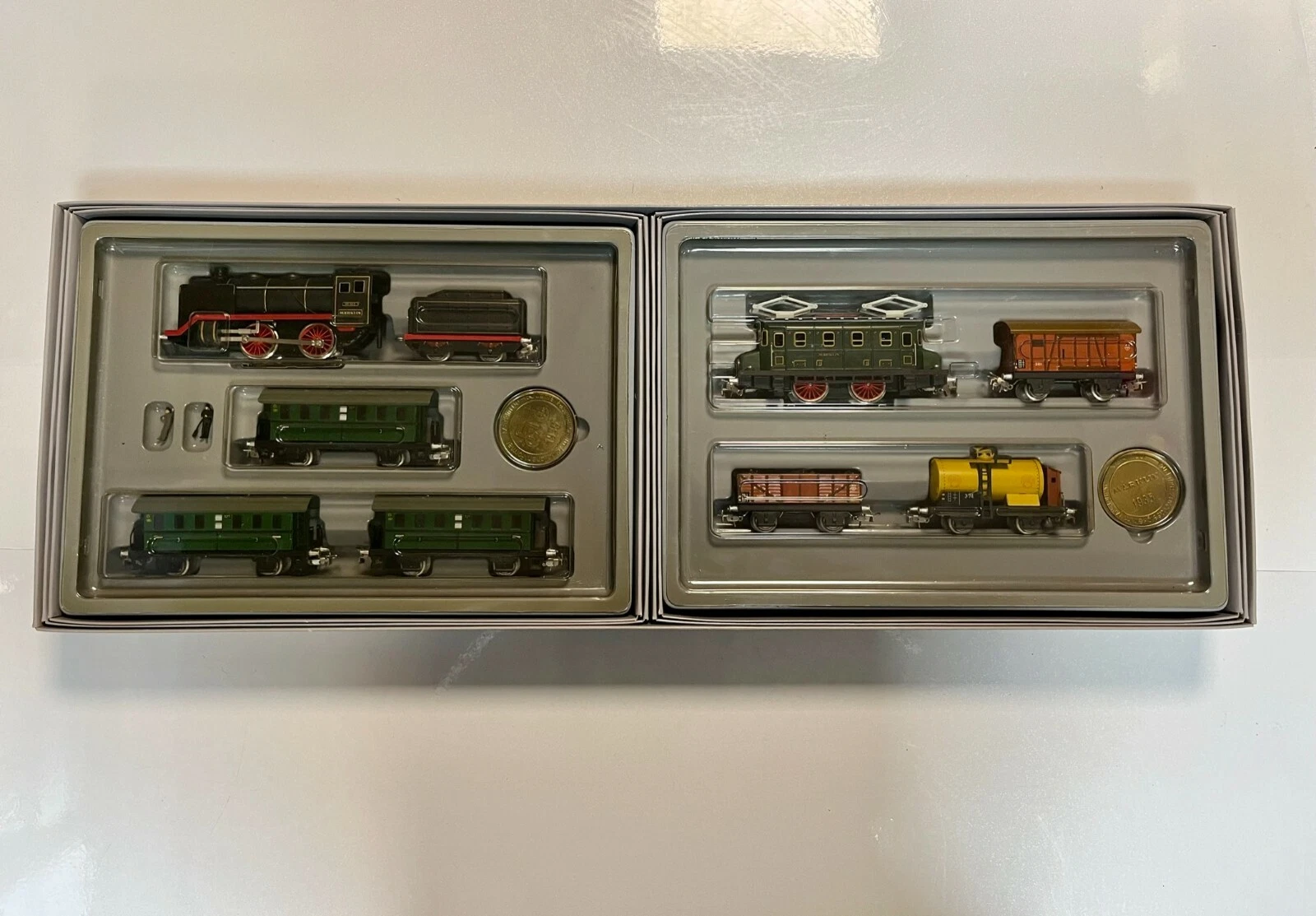 Märklin 0050 - Coffret anniversaire "50 ans Märklin" comprenant 2 Compositions tractées trains nostalgiques - HO