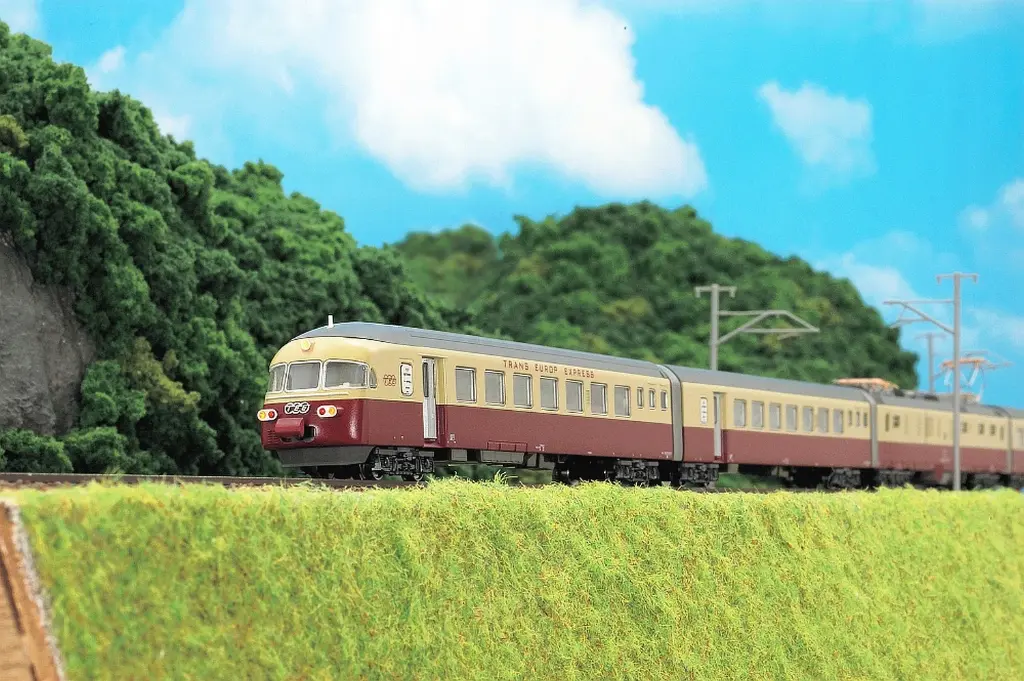 Kato - 10-781 - Coffret de l'automotrice électrique articulée SBB RAe TEE II "Gottardo" avec voitures passagers (6 éléments) - "N"