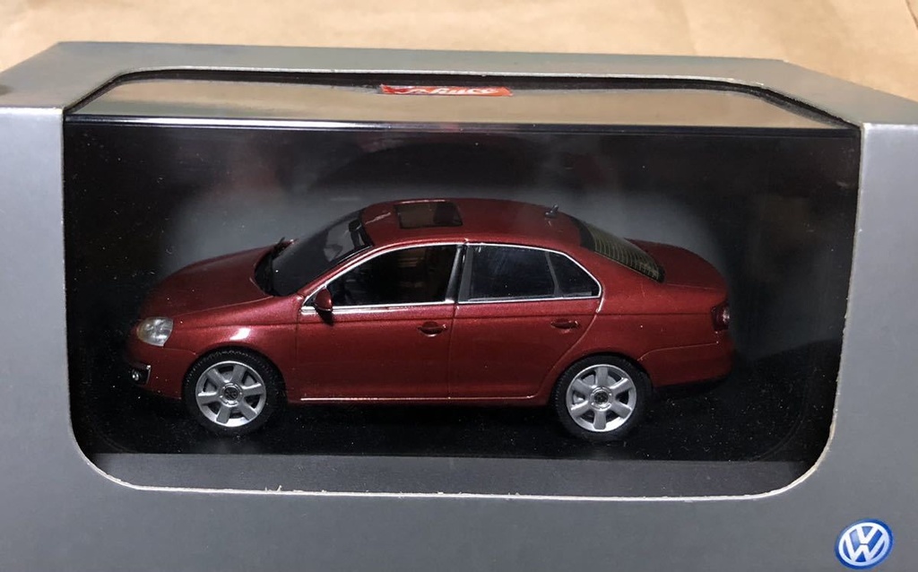 Schuco 826905110 - VW Jetta - Rouge foncée Métallisée - 1/43 
