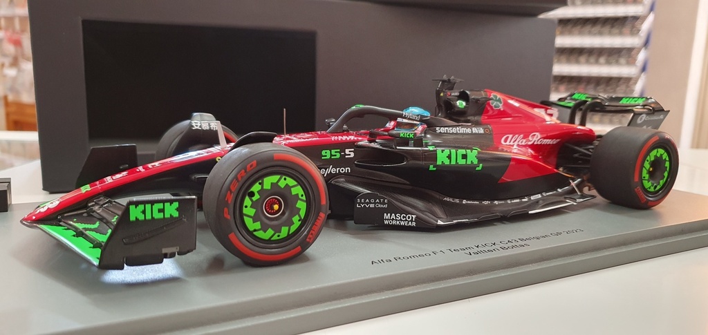 Spark - Alfa Romeo F1 Team Stake Kick C43 - #77 - V. Bottas - Belgium GP 2023 - 1/18  (y compris vitrine présentation)