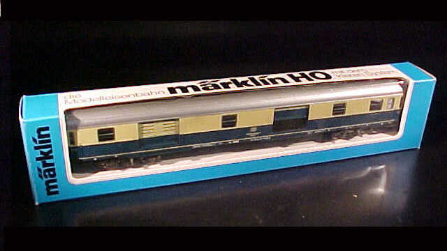 Märklin 4093a - Fourgon à bagages de train avec portes roulantes - DB - HO