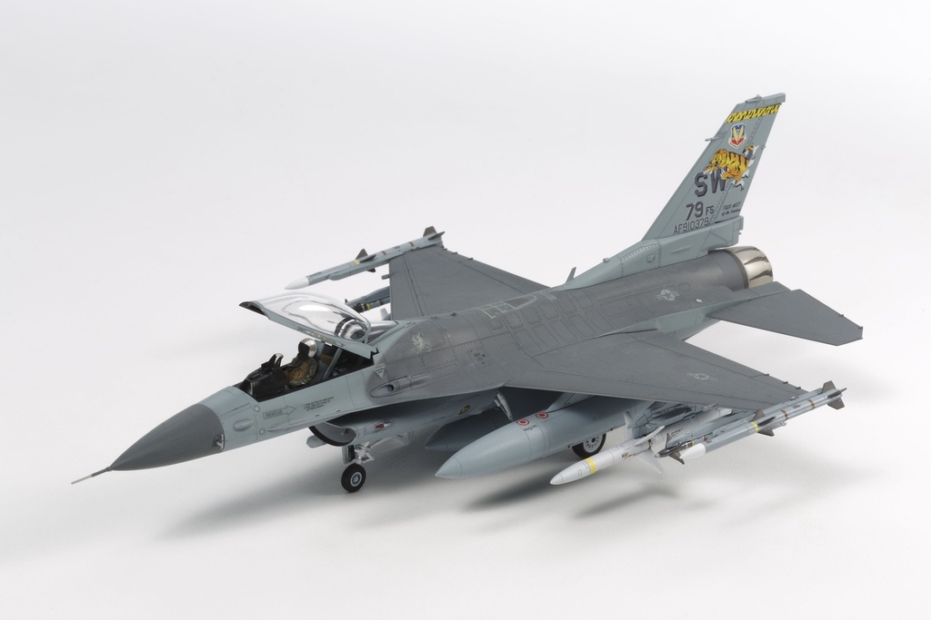 Tamiya 60788 - Lockheed Martin F-16CJ Fighting Falcon Block 50 - With full equipment - 1/72