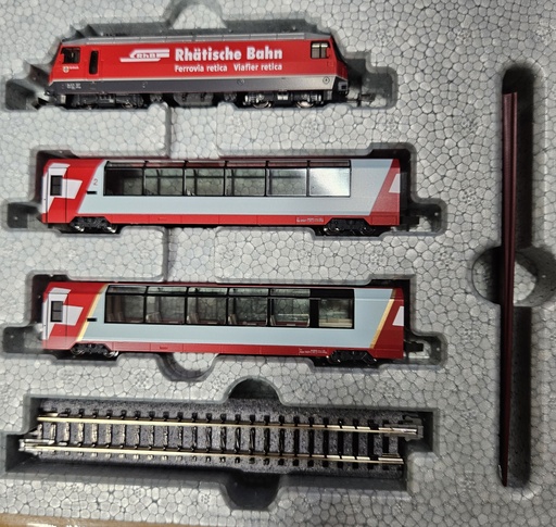 [KAT-14.10-2026] Kato - Composition tractée Rhätische Bahn - "Glacier Express" - Locomotive Ge 4/4 647- 2 voitures Excellence Class - (3 éléments) - y.c. 3 rails pour présentation - N