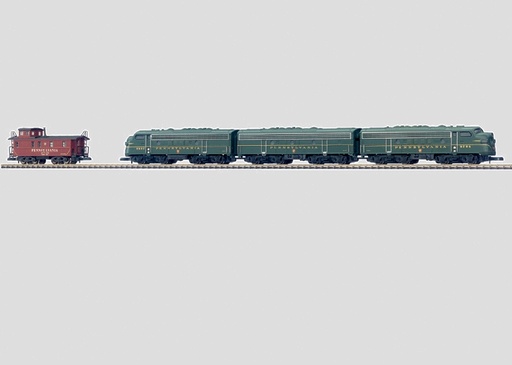 [MAR88321] Mini-Club 88321 - Locomotive diesel-électrique américaine à trois essieux avec fourgon de queue "Pennsylvania" - USA - "Z"
