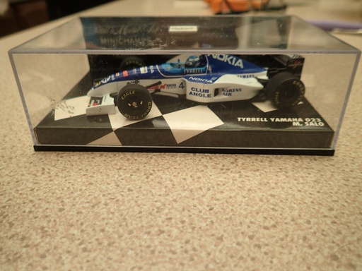[MIN-430 950004] Minichamps - Tyrrell Yamaha 023 
- M. Salo (avec figurine) - 1/43  