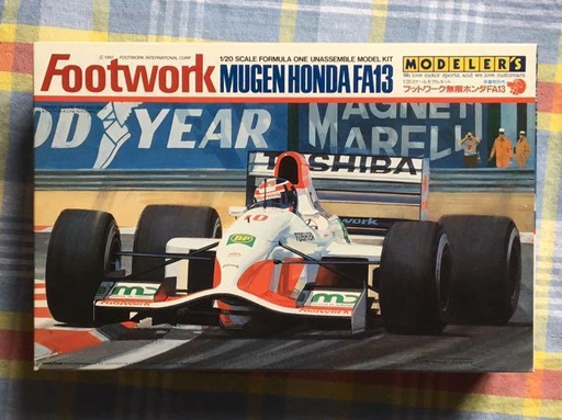 [OKAZ-MOD-50007] Modeler's 50007 - Footwork Mugen Honda FA13 - #10 - 1992 - 1/20 (Version-CH avec contenu spécial) (Occasion vérifiée)