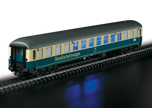 [MAR-43868] Märklin 43868 - Voiture de société
Le disco à l'état pur : vous pouvez danser jusqu'au petit matin sur des rythmes disco grâce à des effets réalistes comme l'orgue de barbarie, la lumière changeante ou le stroboscope - Le clou : vous pouvez enregistrer vos chansons préférées sur la carte micro-SD fournie et les diffuser à votre guise - comme un DJ le soir de la fête - DB - HO   